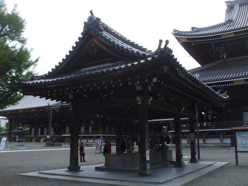 Ablutions fountain at Higashi Hongan-ji