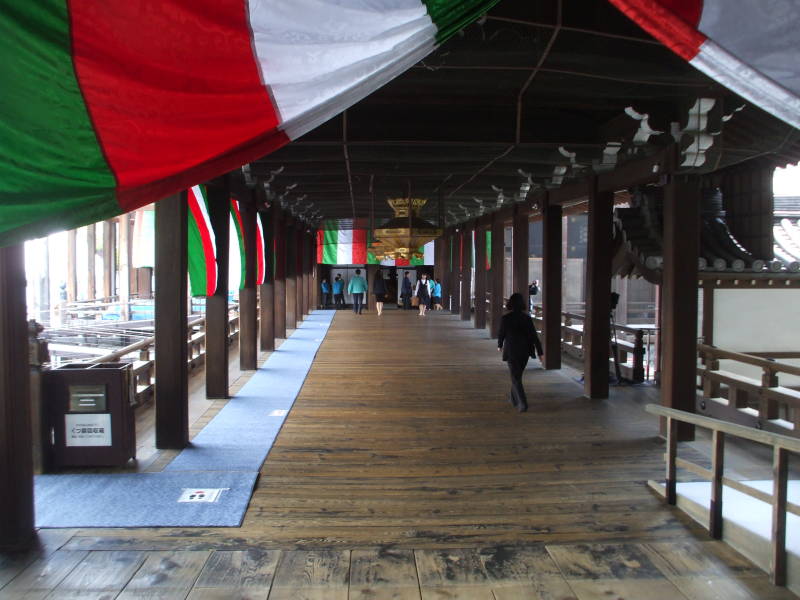 Wooden walkway joining the Amida-dō and Goei-dō, or Buddha Hall and Founder's Hall at Nishi Hongan-ji