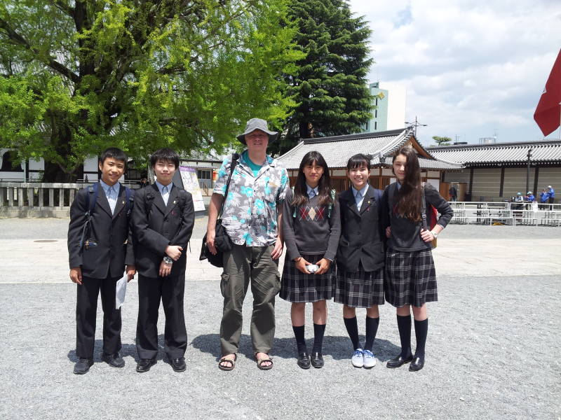 Me with schoolkids at Nishi Hongan-ji