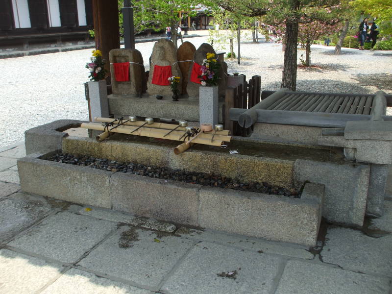 Fountain and small Jizō statues at Sanjūsangen-dō.