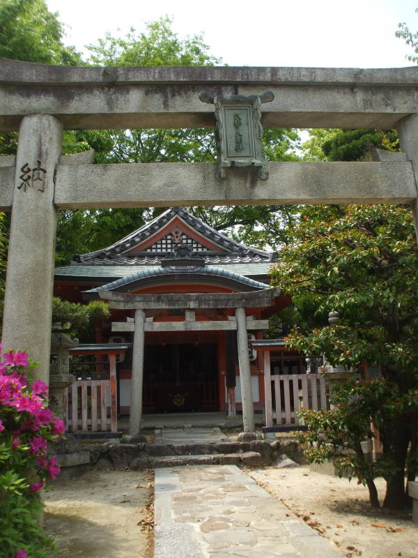 Small temple at Sanjūsangen-dō.