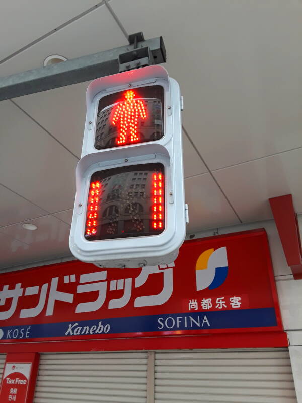 Don't walk signal in the Asakusa district in Tōkyō starting the waiting period.