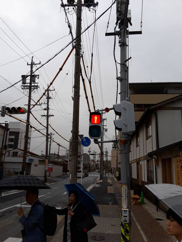Stop, don't walk signal in Ise.