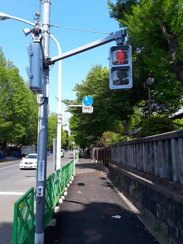 Stop, don't walk signal in Ueno park in Tōkyō.