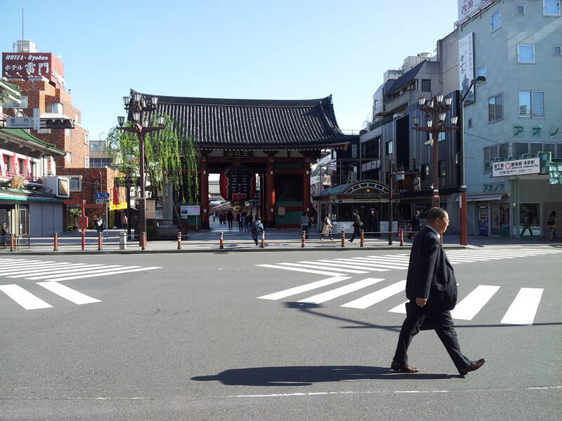 Kaminari-mon, the Thunder Gate, the great outer gate of the Sensō-ji temple complex in Asakusa, Tōkyō.