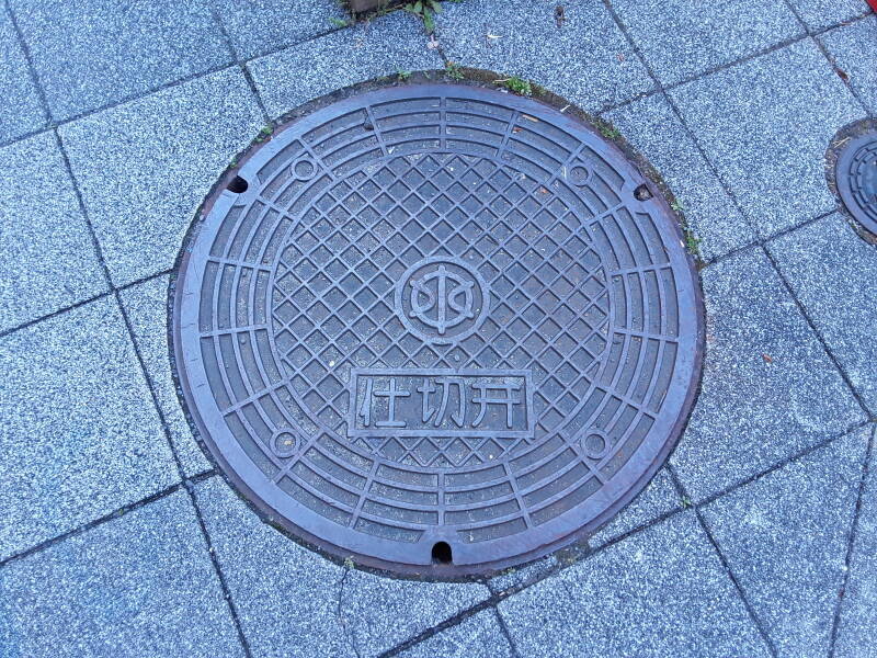 Standardized manhole cover in Kyōto.