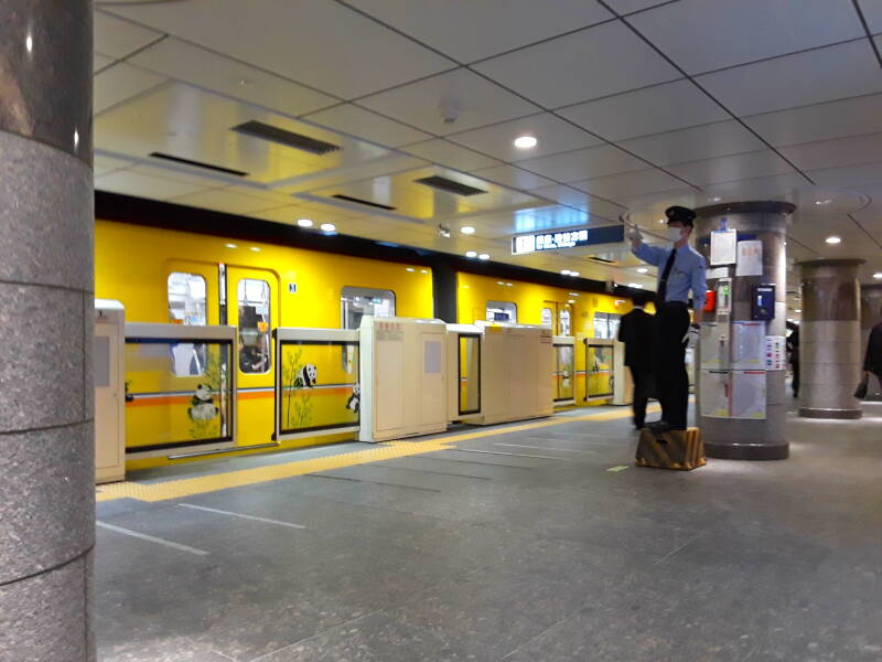 Uniformed platform attendant in a Tōkyō subway station.