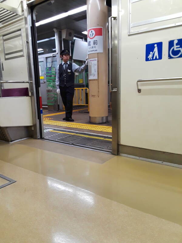 Uniformed platform attendant in the Kuramae subway station in Tōkyō.