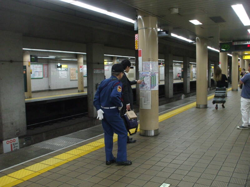 Uniformed platform attendant in the Kuramae Station in Tōkyō.