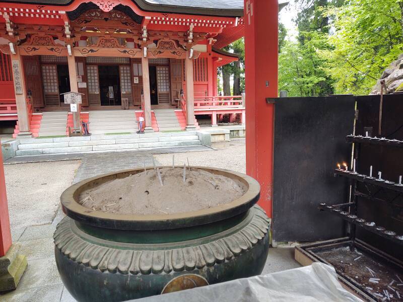 Large incense burner bowl in front of Reisaiden, the Building of Enshrined Spirits.