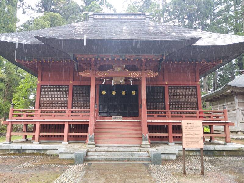 Shrine near the ablutions tank and Reisaiden, the Building of Enshrined Spirits.