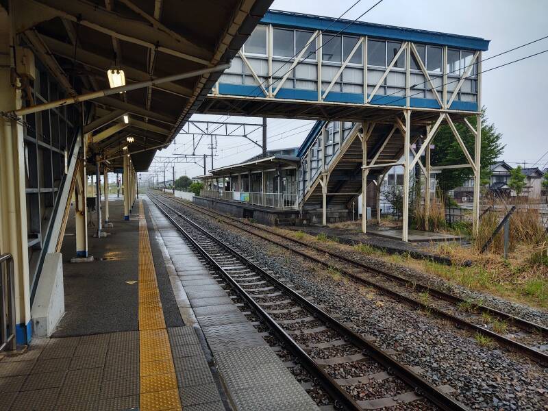 Platform and elevated walkway at Amarume Station in Shonai, between Sakata and Tsuruoka in Yamagata Prefecture.