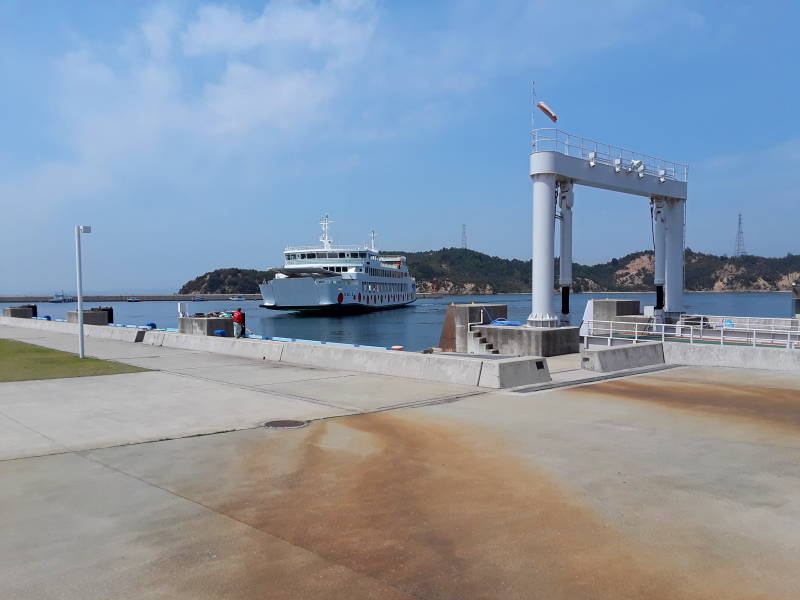 Ferry from Uno arrives at Miyanoura.