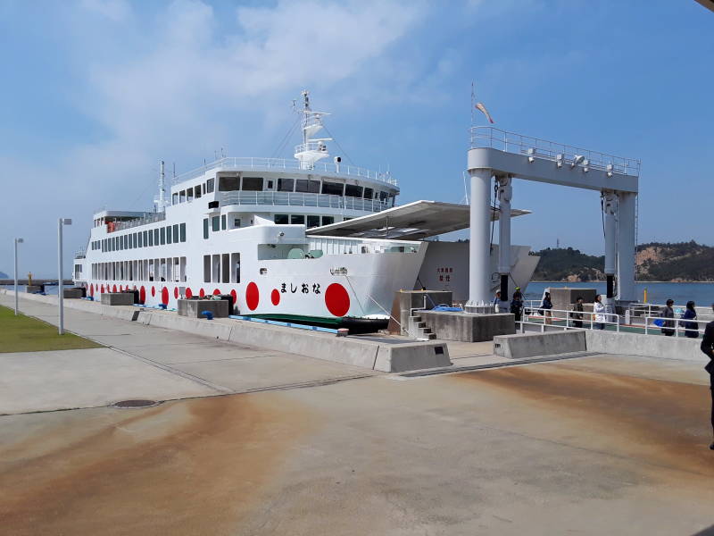 Ferry from Uno arrives at Miyanoura.