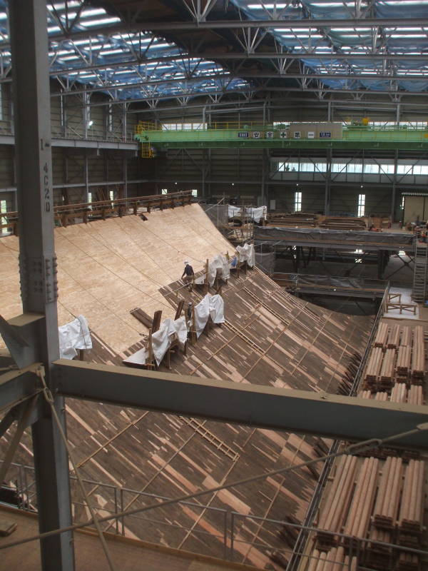 Workers wearing tabi or jika-tabi while doing reconstruction work on the Renno-ji temple.