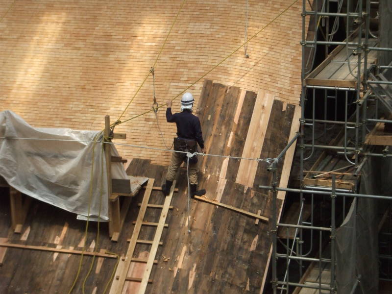 Workers wearing tabi or jika-tabi while doing reconstruction work on the Renno-ji temple.