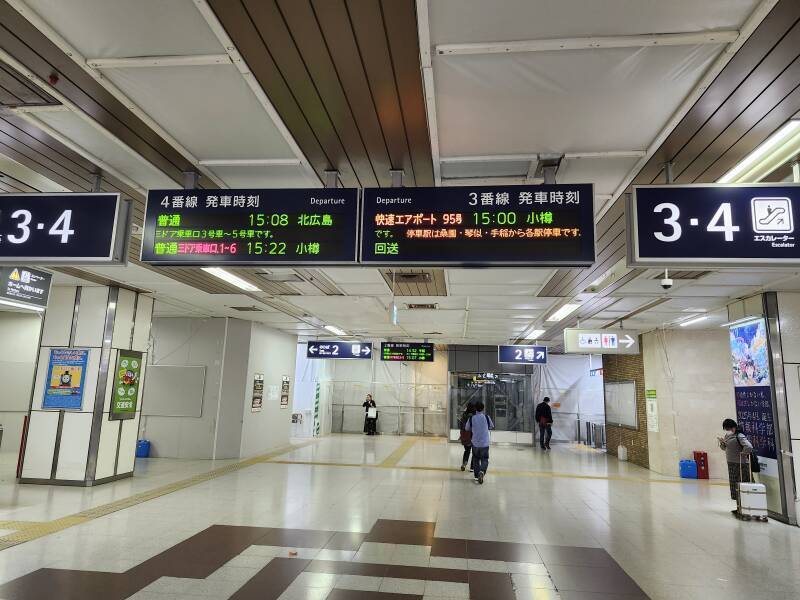 Signs for Otaru trains at 15:00 and 15:22.