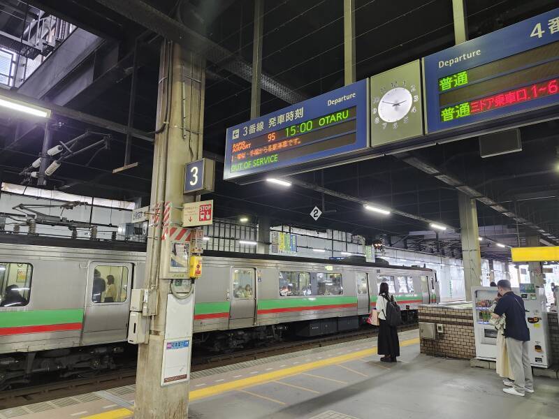 At the platform for the Otaru train at 15:00.