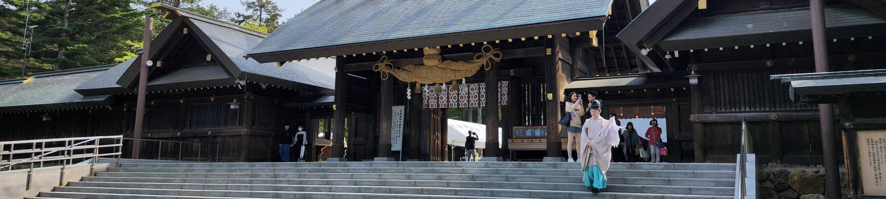 People visiting Hokkaidō Shrine.