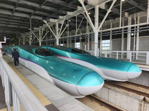 Two Series E5 Shinkansen trains at Shin-Hakodate-Hokuta Station.