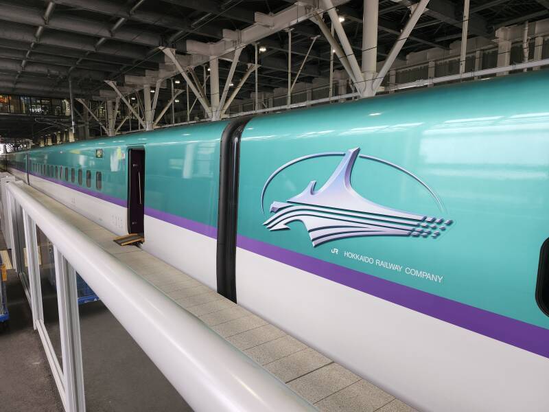 Hokkaidō Shinkansen at the platform at Shin-Hakodate-Hokuto Station.