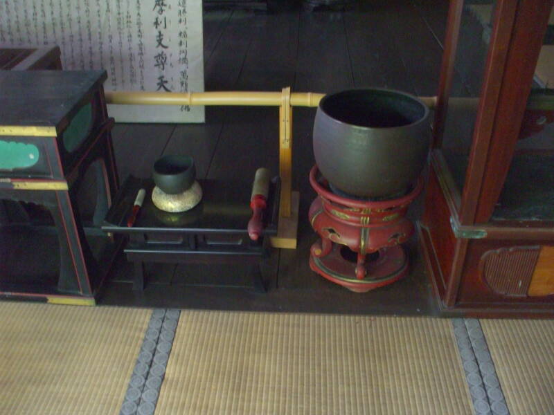 Ringing bowls at the Choshoin-ji temple complex in Kyōto.