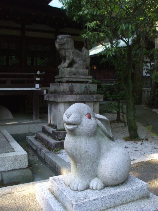 Open-mouthed guardian rabbit at Okazaki Shintō shrine in Kyōto.