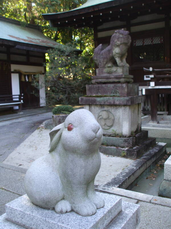 Closed-mouthed guardian rabbit at Okazaki Shintō shrine in Kyōto.