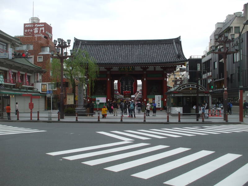 Kaminari-mon, the large outermost gate at Sensō-ji in Asakusa district of Tōkyō.