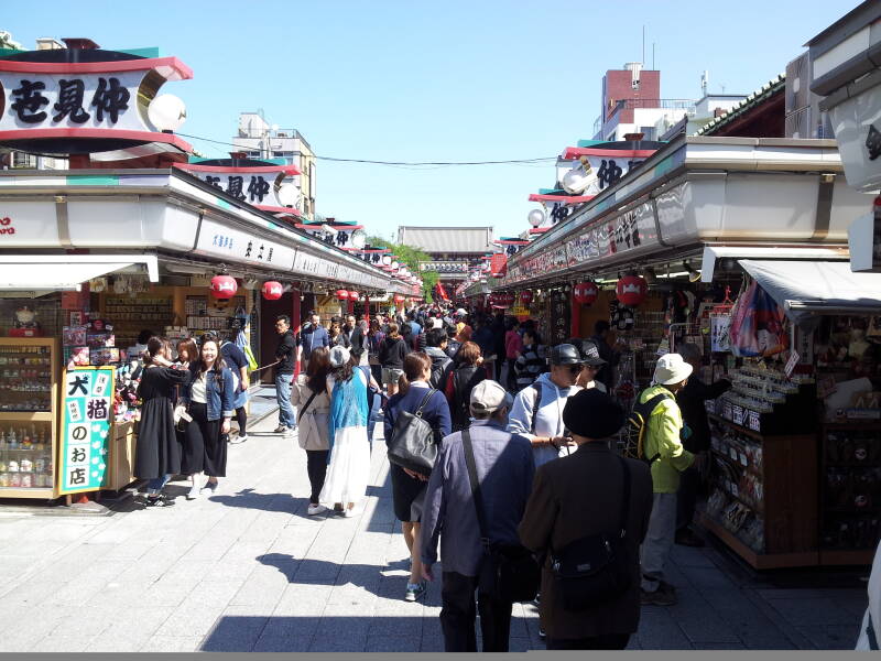 Nakamise-dōri, the lane leading to Sensō-ji in Asakusa district of Tōkyō.