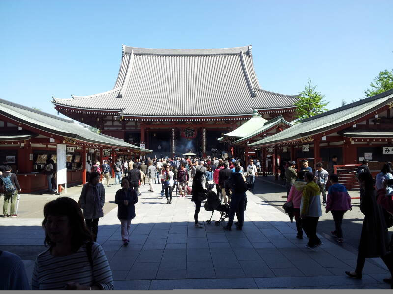Hon-dō, the main temple hall at Sensō-ji in Asakusa district of Tōkyō.