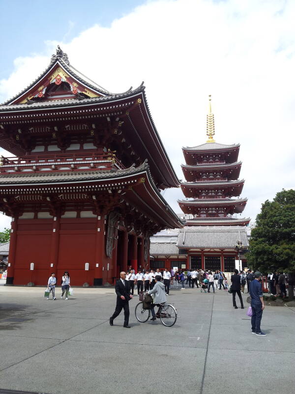 Hōzō-mon, the main gate at Sensō-ji, and 5-level pagoda in Asakusa district of Tōkyō.