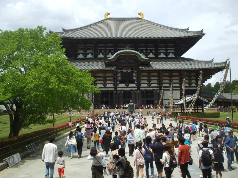 The hon-dō or Daibutsuden, the main hall of the temple at Tōdai-ji in Nara.