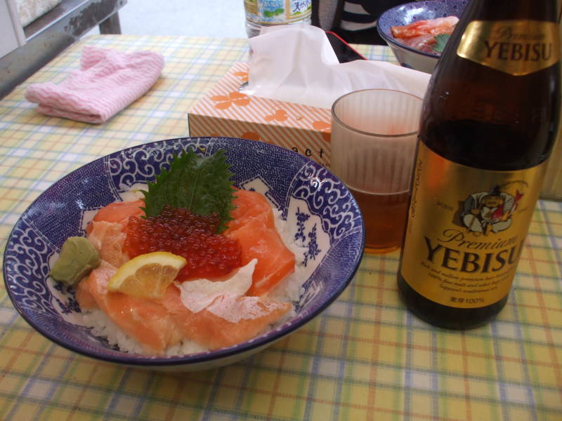 Salmon and salmon roe at a lunch stand in the Ameya Yokocho district of Tōkyō.