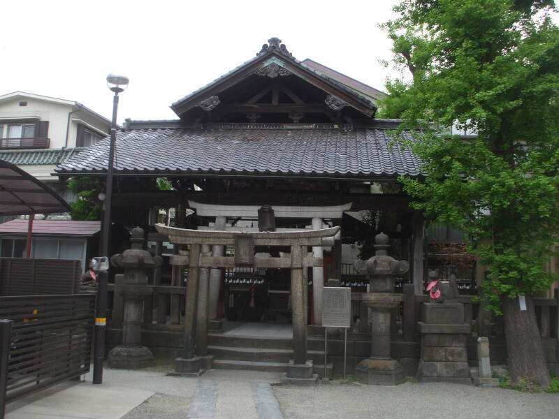 Secondary Shintō shrines at the Asakusa Shrine next to the Sensō-ji Buddhist temple in Asakusa, Tōkyō.