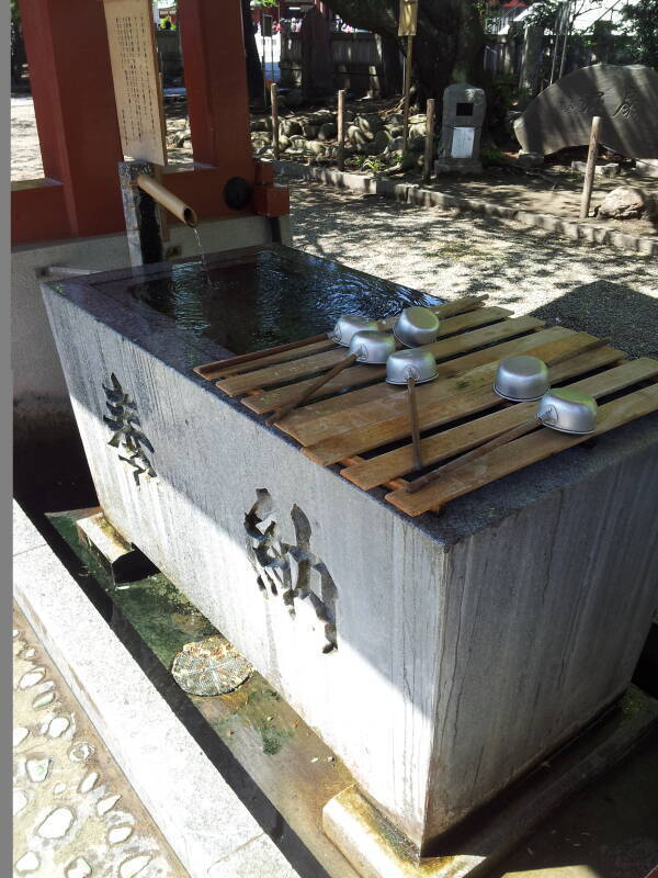 Ablutions fountain at the Asakusa Shrine, a Shintō shrine next to the Sensō-ji Buddhist temple in Asakusa, Tōkyō.