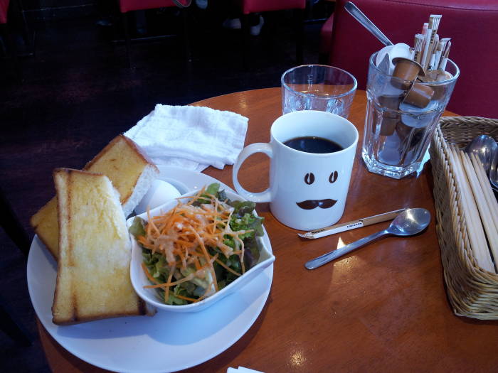 Breakfast in Tōkyō.