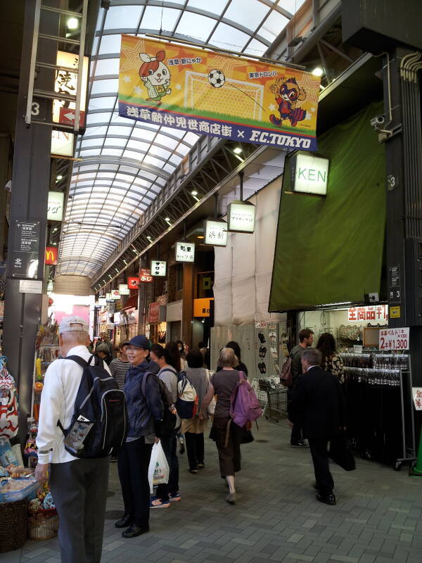 Covered markets near Sensō-ji Buddhist temple in Asakusa, Tōkyō.