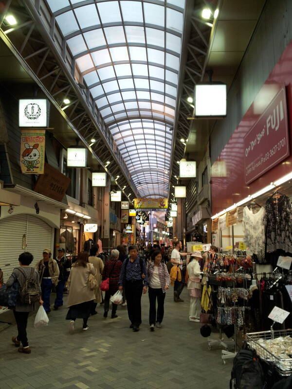 Covered markets near Sensō-ji Buddhist temple in Asakusa, Tōkyō.