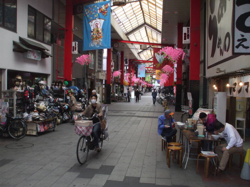 Covered markets near Sensō-ji Buddhist temple in Asakusa, Tōkyō.