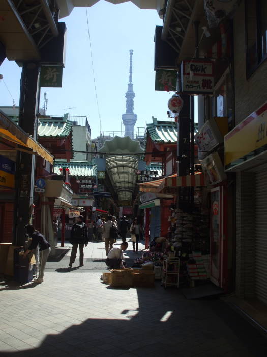 Covered markets near Sensō-ji Buddhist temple in Asakusa, Tōkyō.
