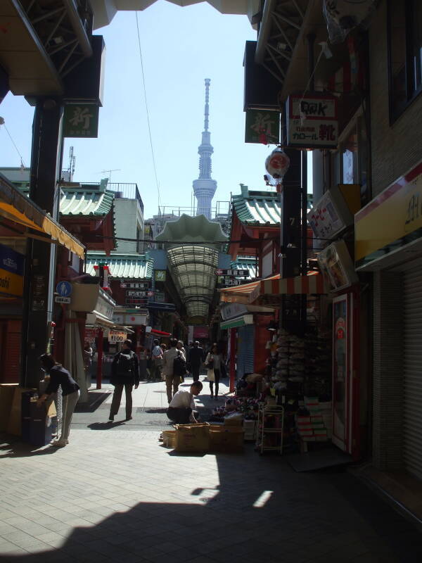 Covered markets near Sensō-ji Buddhist temple in Asakusa, Tōkyō.