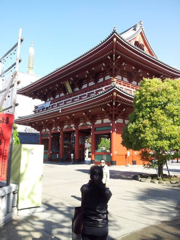 Hōzōmon, the large inner gate at the Sensō-ji Buddhist temple in Asakusa, Tōkyō.