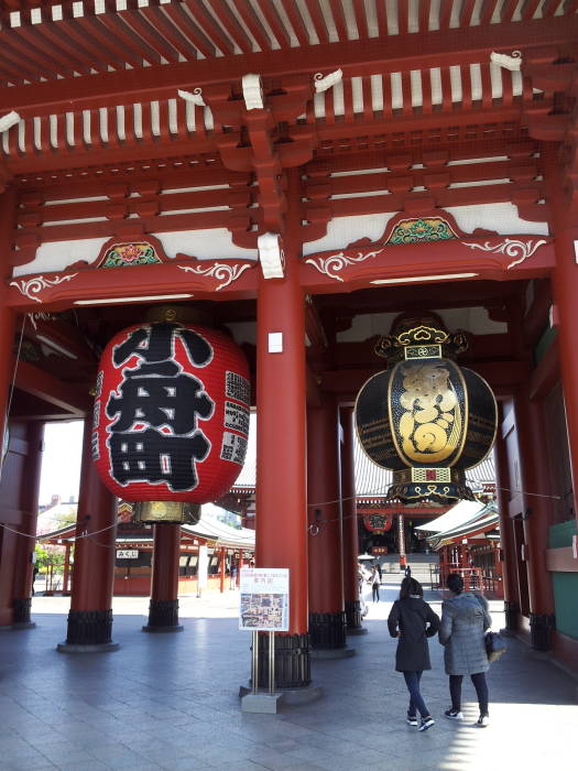 Hōzōmon, the large inner gate at the Sensō-ji Buddhist temple in Asakusa, Tōkyō.