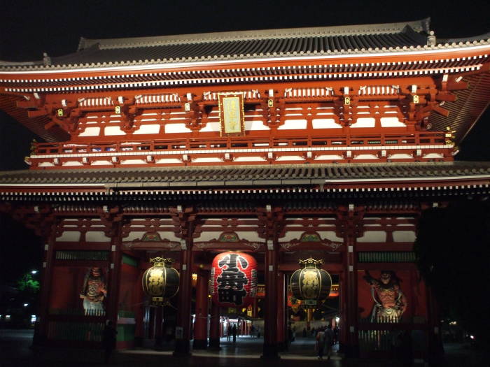 Hōzōmon, the large inner gate at the Sensō-ji Buddhist temple in Asakusa, Tōkyō, illuminated at night.
