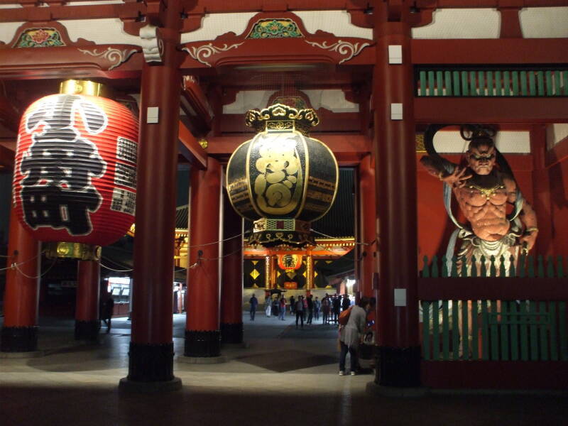 Hōzōmon, the large inner gate at the Sensō-ji Buddhist temple in Asakusa, Tōkyō, illuminated at night.