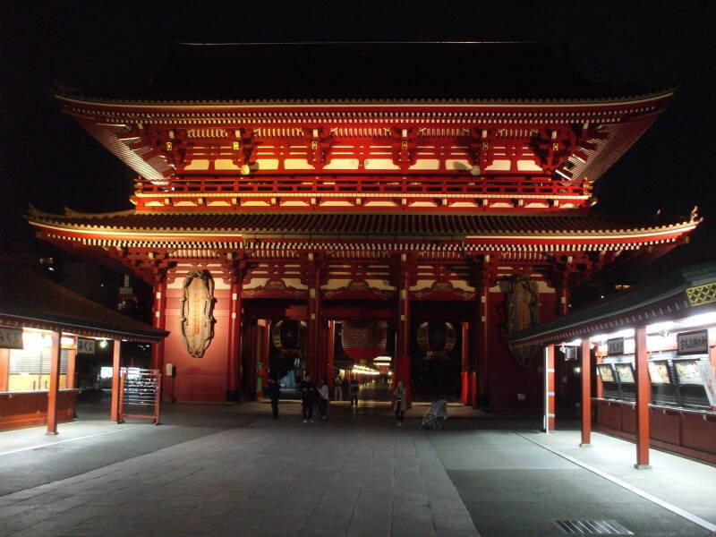 Hōzōmon, the large inner gate at the Sensō-ji Buddhist temple in Asakusa, Tōkyō, illuminated at night.