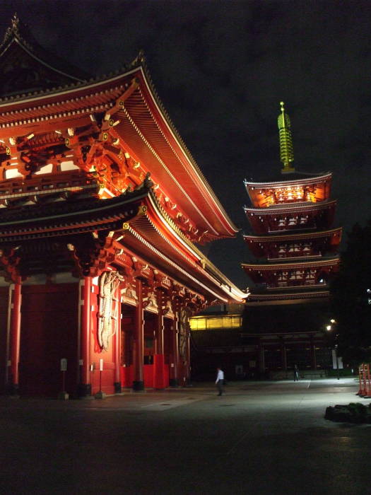 5-level pagoda and Hōzōmon, the large inner gate at the Sensō-ji Buddhist temple in Asakusa, Tōkyō, illuminated at night.