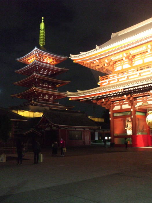 5-level pagoda and Hōzōmon, the large inner gate at the Sensō-ji Buddhist temple in Asakusa, Tōkyō, illuminated at night.
