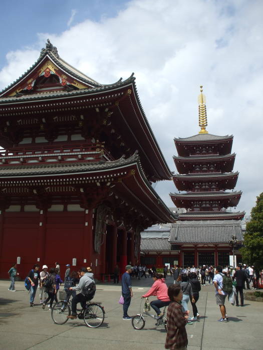 5-level pagoda and Hōzōmon, the large inner gate at the Sensō-ji Buddhist temple in Asakusa, Tōkyō.